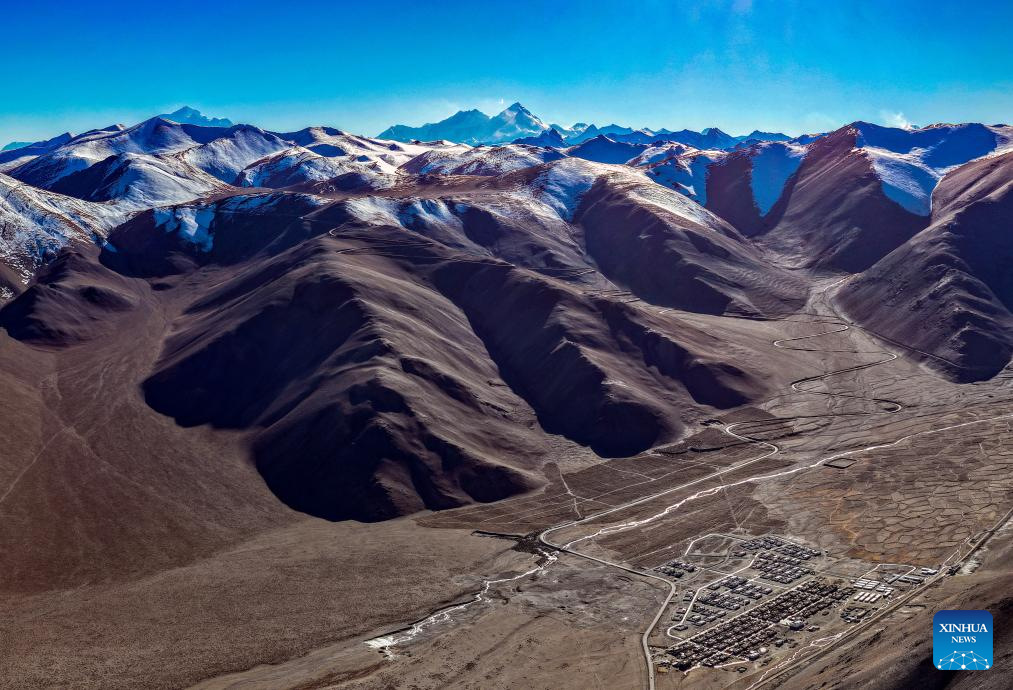 12 نومبر 2025۔جنوب مغربی چین کے خوداختیار علاقے شی زانگ کے شہر شی گازے کے گاؤں یے جیانگ میں ماؤنٹ چو مولانگما کے قریب ،مقامی مکینوں کے حوالے کیے گئے نو تعمیر شدہ گھروں کا منظر (شنہوا/جیانگ فان)