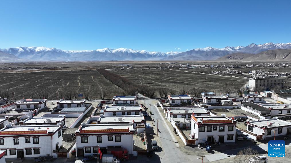 19 نومبر 2025، جنوب مغربی چین کے خوداختیار علاقے شی زانگ کے شہر شی گازے کی ٹاون شپ چام ٹسو کے گاؤں زِمگاگ کا فضائی منظر ۔ رواں سال جنوری میں شی گازے کی کاؤنٹی ڈِنگ ری میں 6.8 شدت کا زلزلہ آیا تھا جس کے باعث  ہزاروں گھرمنہدم ہو گئے تھے۔ (شنہوا/ڈنگ ہونگ فا)