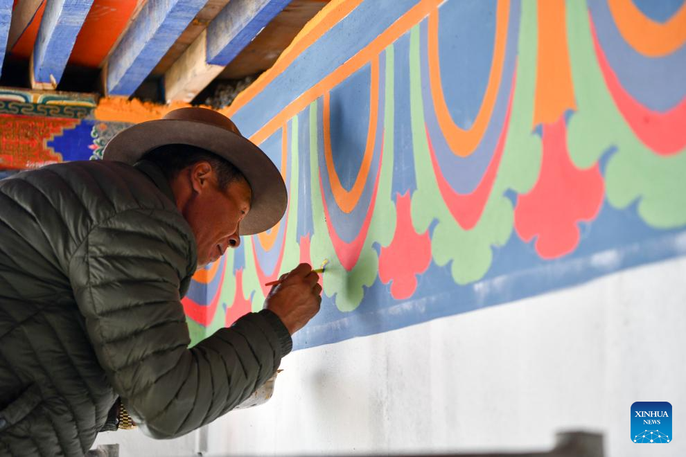 20 نومبر 2025۔ جنوب مغربی چین کے خوداختیار علاقے شی زانگ کے شہر شی گازے کے گاؤں دوما میں  ایک دیہاتی اپنے نئے گھر کے اندرونی حصے میں آرائشی نقش و نگار پینٹ کر رہا ہے۔ (شنہوا/ڈنگ ہونگ فا)