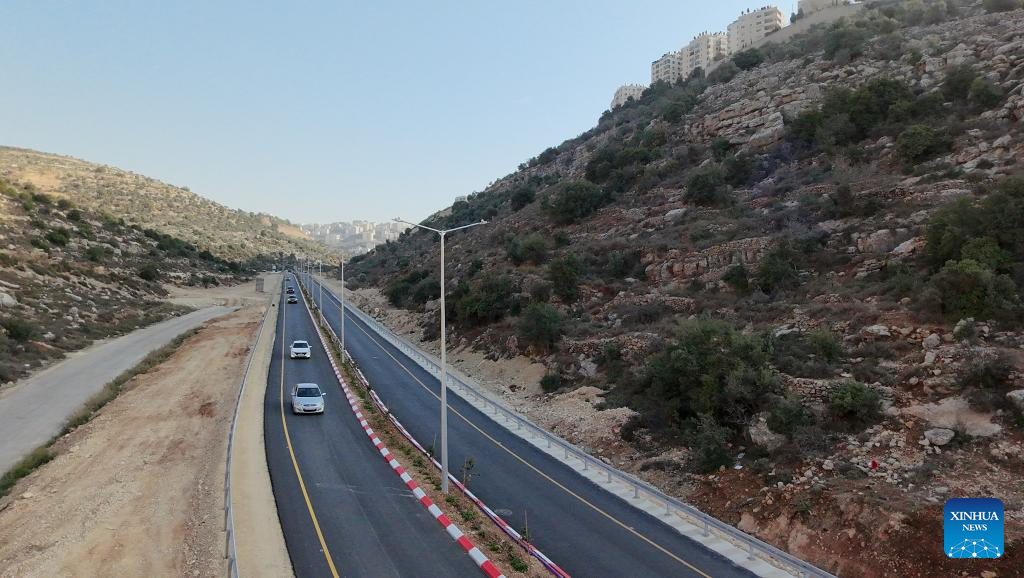 26 نومبر 2025 ۔مغربی کنارے کے شہر رام الہ میں توسیع شدہ بیجنگ روڈ  کا فضائی منظر ۔