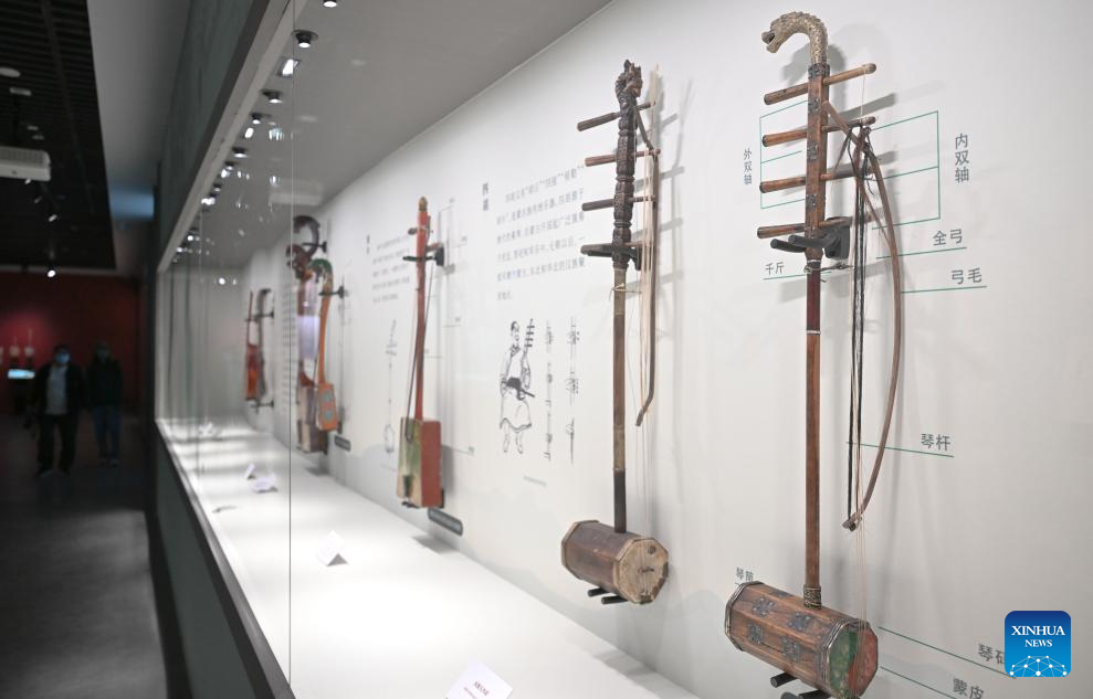 29 نومبر 2025 ۔ صوبہ گوانگ دونگ کے گوانگ جو میری ٹائم میوزیم میں نمائش پر رکھے گئے مختلف ثقافتوں کے ساز ۔ ہفتے کے روز شروع ہونے والی اس نمائش میں سلک روڈ کے ساتھ واقع ممالک سے 143 قدیم آلات موسیقی پیش کیے گئے ہیں۔ 6 اپریل 2026 تک جاری رہنے والی یہ نمائش مشرق و مغرب کے درمیان ثقافتی تبادلوں میں سازوں کے تاریخی پس منظر اور فنکارانہ انضمام کو پیش کرتی ہے۔ (شنہوا/دنگ حوا)