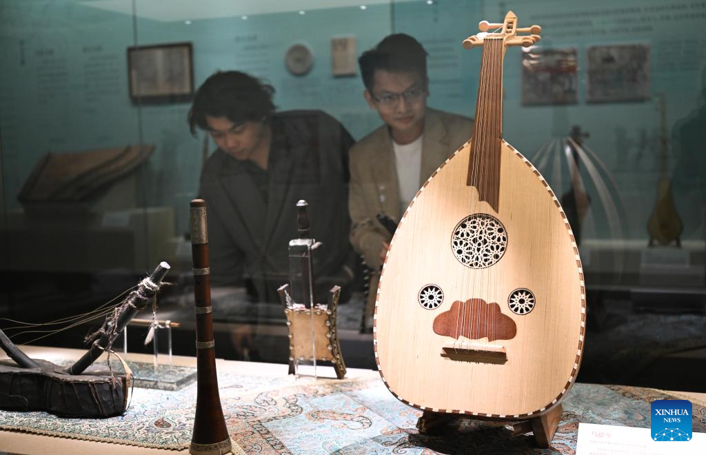 29 نومبر 2025 ۔ صوبہ گوانگ دونگ کے گوانگ جو میری ٹائم میوزیم میں نمائش پر رکھے گئے مختلف ثقافتوں کے آلات موسیقی میں شرکا نے بھرپور دلچسپی لی ۔ ہفتے کے روز شروع ہونے والی اس نمائش میں سلک روڈ کے ساتھ واقع ممالک سے 143 قدیم آلات موسیقی پیش کیے گئے ہیں۔ 6 اپریل 2026 تک جاری رہنے والی یہ نمائش مشرق و مغرب کے درمیان ثقافتی تبادلوں میں سازوں کے تاریخی پس منظر اور فنکارانہ انضمام کو پیش کرتی ہے۔ (شنہوا/دنگ حوا)