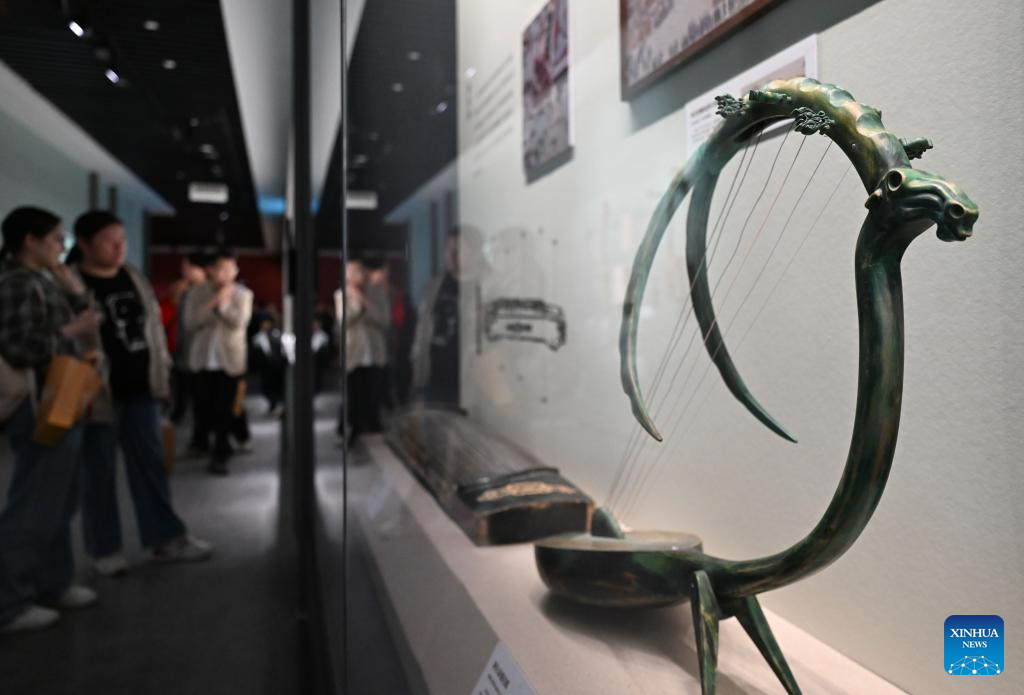 29 نومبر 2025 ۔ صوبہ گوانگ دونگ کے گوانگ جو میری ٹائم میوزیم میں نمائش پر رکھے گئے مختلف ثقافتوں کے منفرد آلات موسیقی یہاں آنے والوں کی توجہ کا مرکز رہے ۔ ہفتے کے روز شروع ہونے والی اس نمائش میں سلک روڈ کے ساتھ واقع ممالک سے 143 قدیم آلات موسیقی پیش کیے گئے ہیں۔ 6 اپریل 2026 تک جاری رہنے والی یہ نمائش مشرق و مغرب کے درمیان ثقافتی تبادلوں میں سازوں کے تاریخی پس منظر اور فنکارانہ انضمام کو پیش کرتی ہے۔ (شنہوا/دنگ حوا)