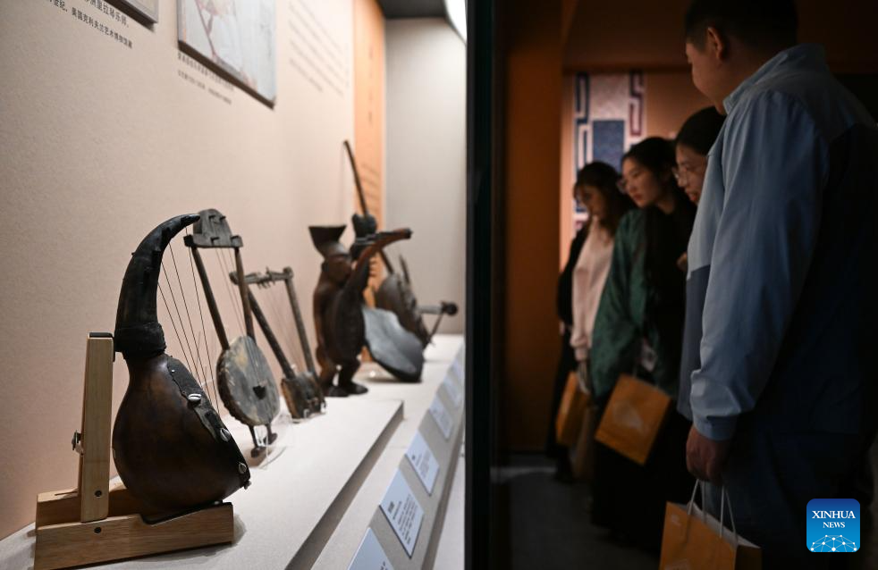 29 نومبر 2025 ۔ صوبہ گوانگ دونگ کے گوانگ جو میری ٹائم میوزیم میں نمائش دیکھنے آنے والے لوگ مختلف سازوں کو دیکھ رہے ہیں۔ ہفتے کے روز شروع ہونے والی اس نمائش میں سلک روڈ کے ساتھ واقع ممالک سے 143 قدیم آلات موسیقی پیش کیے گئے ہیں۔ 6 اپریل 2026 تک جاری رہنے والی یہ نمائش مشرق و مغرب کے درمیان ثقافتی تبادلوں میں سازوں کے تاریخی پس منظر اور فنکارانہ انضمام کو پیش کرتی ہے۔ (شنہوا/دنگ حوا)