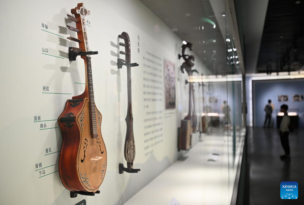 29 نومبر 2025 ۔ صوبہ گوانگ دونگ کے گوانگ جو میری ٹائم میوزیم میں نمائش پر رکھے گئے مختلف ثقافتوں کے ساز ۔ ہفتے کے روز شروع ہونے والی اس نمائش میں سلک روڈ کے ساتھ واقع ممالک سے 143 قدیم آلات موسیقی پیش کیے گئے ہیں۔ 6 اپریل 2026 تک جاری رہنے والی یہ نمائش مشرق و مغرب کے درمیان ثقافتی تبادلوں میں سازوں کے تاریخی پس منظر اور فنکارانہ انضمام کو پیش کرتی ہے۔ (شنہوا/دنگ حوا)