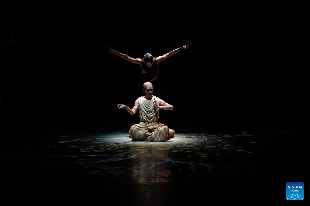 2 دسمبر 2025۔ بیجنگ میں چین کے قومی اوپیرا ہاؤس کے فنکار ڈانس ڈرامہ "چھیوٹسی" پیش کر رہے ہیں۔ (شین ہوا/شنگ گوانگلی)