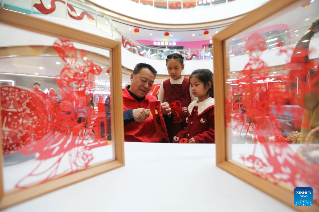 4 فروری 2026 کو چین کے شمال مغربی صوبے گانسو کے شہر دنگ شی &nbsp;میں "لی چھن" کے موقع پر پیپر کٹنگ آرٹ کے ماہر ، ننھے بچوں کو یہ فن سکھا رہے ہیں ۔ (شنہوا ۔ وانگ کھی شیان)