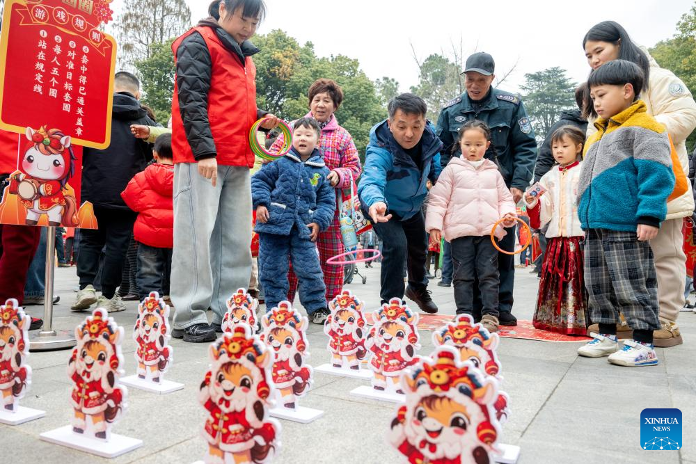 4 فروری 2026 ۔ چین کے صوبے جہ جیانگ کی چھانگ شنگ کاونٹی میں ایک کمیونٹی ایونٹ میں مقامی افراد&nbsp; بچوں کے ساتھ تفریحی سرگرمیوں میں شریک &nbsp;ہیں۔ &nbsp;(شنہوا ۔ تھان یون فینگ)