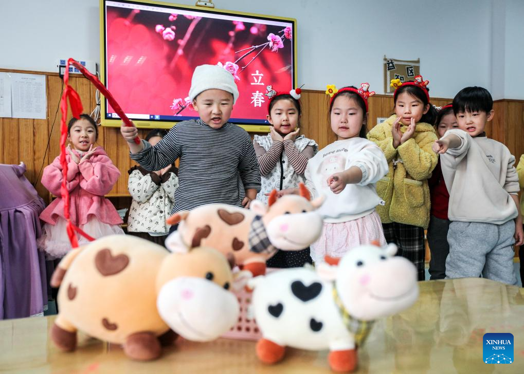 4 فروری 2026 ۔ چین کے صوبے حی نان &nbsp;میں ایک کنڈر گارٹن میں بچے ، &nbsp;"لی چھون" کے موقعے پر کھیلا جانا والا روایتی کھیل ، کھیل رہے ہیں ۔&nbsp; (شنہوا ۔ چھینگ چوان )