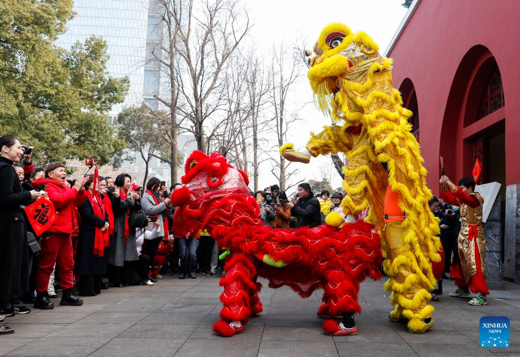 4 فروری 2026 ۔ نان جنگ کی گو لو ڈسٹڑکٹ میں &nbsp;"لی چھون" کے موقعے پر چین کا روایتی ، شیر کا رقص &nbsp;پیش کیا جا رہا ہے ۔&nbsp; (شنہوا ۔ جاو چی روئی &nbsp;)